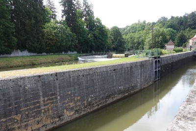 Nivernais运河的船闸移动桥Clamecy Nièvre Bourgogne Franche-