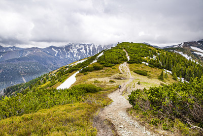 徒步登山，夏日自然野。