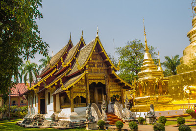 兰那风格的佛教教堂在佛寺(狮子佛)与蓝色的天空背景。Wat Phra Singh是一个重要的佛教寺庙
