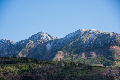 第一个雪峰蓝天