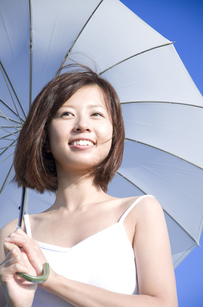 拿着阳伞的女人