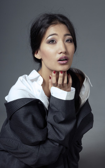 可悲的亚洲女演员在演播室里扮演她的角色