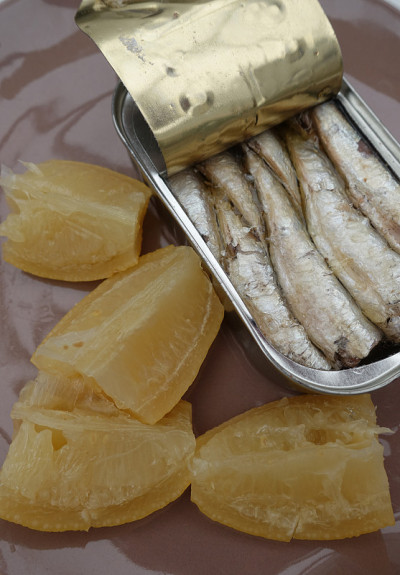 橄榄油沙丁鱼罐头和蜜饯柠檬