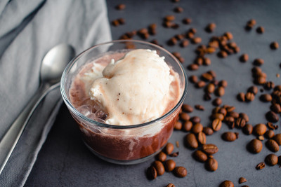 用波特酒和香草冰淇淋制作的Affogato