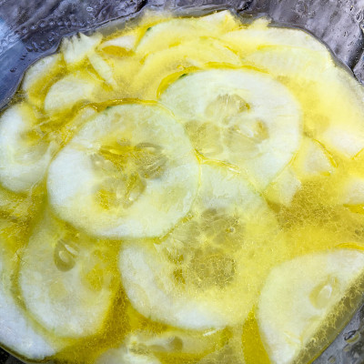高角度的新鲜黄瓜沙拉与油敷料在一个玻璃碗