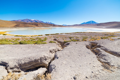 前往玻利维亚著名的乌尤尼盐滩旅游目的地的途中，冰冻盐湖全景。
