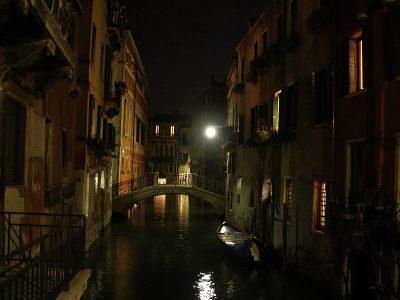 夜晚的Vtnice运河