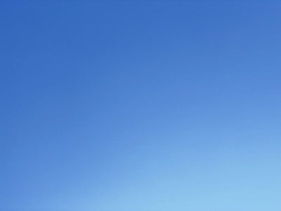 夏天的天空很明亮，非常热。没有云。