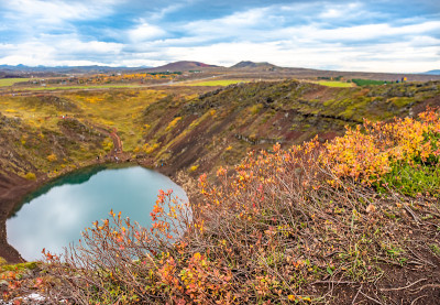 克里德火山口内有蓝色的湖泊，是冰岛的旅游景点
