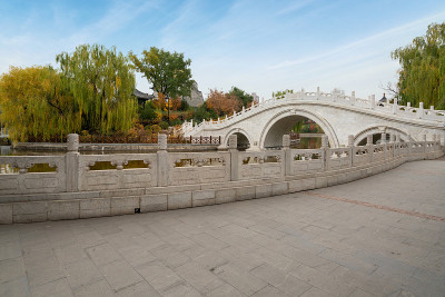 秋天，中国山西省太原市迎泽公园里有古建筑和拱桥