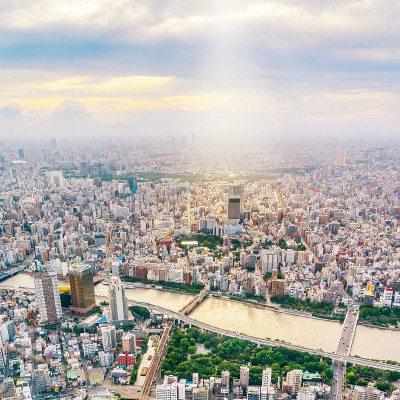 城市城市天际线鸟瞰图在近藤区，日本