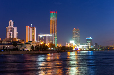 叶卡捷琳堡摩天大楼的夜景。俄罗斯。河中的倒影