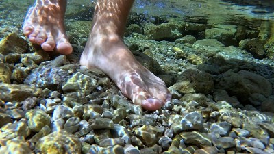人脚行走在岩石地中海海岸水下