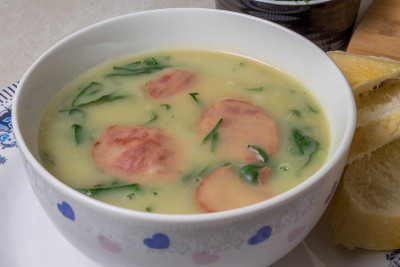佛得角汤是葡萄牙美食中很受欢迎的一种汤，在陶瓷碗里放上绿色蔬菜和切碎的西班牙辣香肠，再加上一片面包和