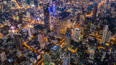鸟瞰图曼谷摩天大楼沙顿路在曼谷市中心的商业中心，泰国曼谷。