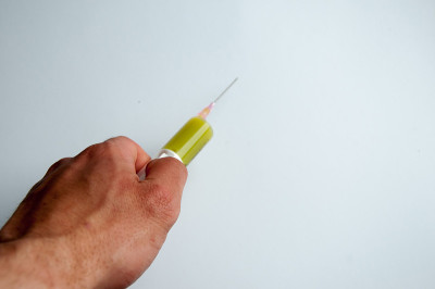 医用注射器，绿色血清