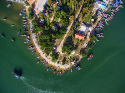 Pranburi河上的渔村鸟瞰图