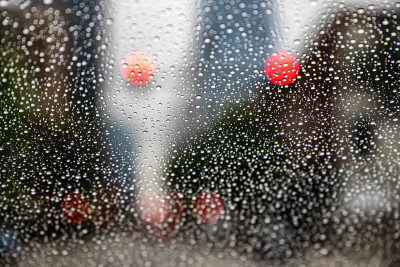 雨点落在车窗上