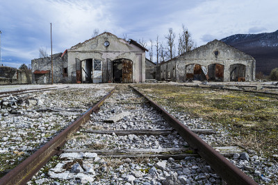 克罗地亚Gračac废弃的铁路和机库