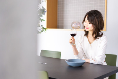 在餐馆里喝葡萄酒的女人