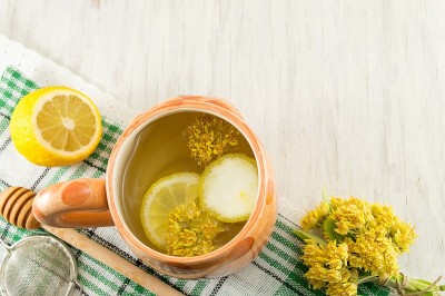 菩提树茶与新鲜的花和柠檬