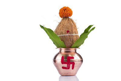 铜Kalash椰子和芒果叶与花卉装饰在一个白色的背景。这在印度教礼拜中必不可少。