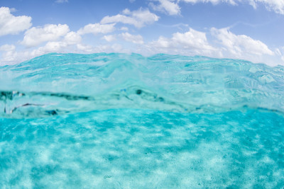蔚蓝的天空和清澈的热带海水
