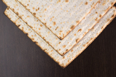 棕色的桌子上有Matzo