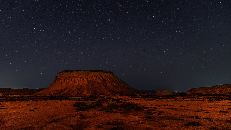 繁星满天的夜空越过群山