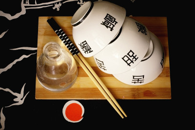 背景日本菜碗棒和玫瑰