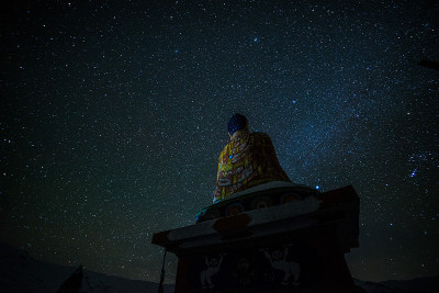 喜马拉雅山-斯皮提山谷的夜间佛像