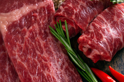 生大理石牛肉块黑色安格斯烤在木板上，在黑暗的背景。为寿喜烧肉