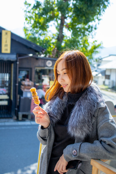 亚洲女孩加调味汁的丹戈。