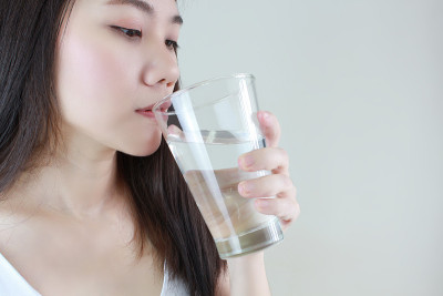 亚洲美女饮水是一种护肤保健、健康生活理念。近距离照片