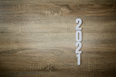 木制白色数字2021木制书桌背景。将2020年改为2021年