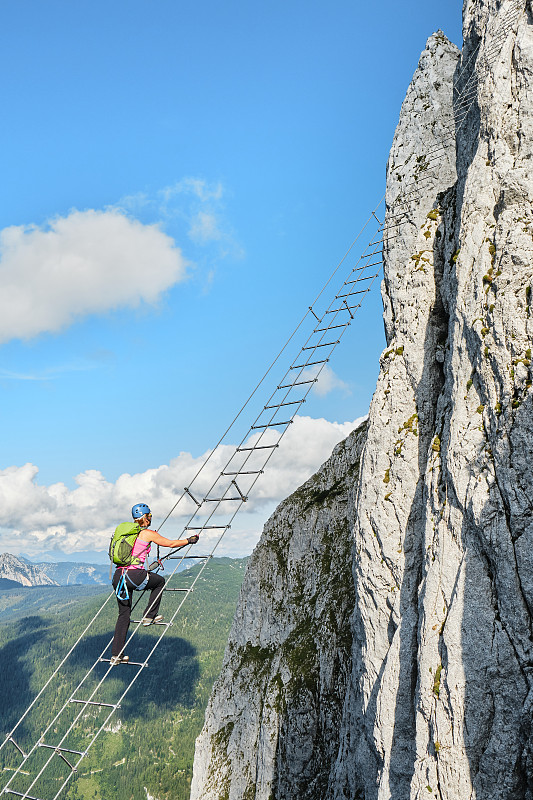 奥地利Donnerkogel山脉的妇女通过ferrata Intersport通过wed。