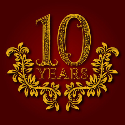 十周年庆典图案会徽。10周年复古金色带阴影的徽章。