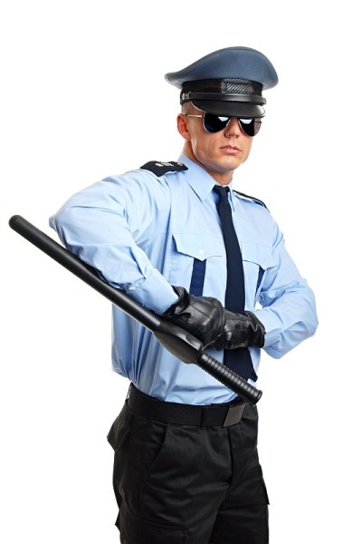 手持警棍的警察