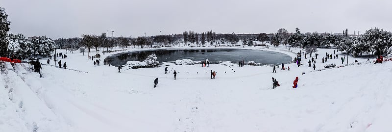 在马德里，人们享受着被菲洛梅娜风暴覆盖的街道上的雪