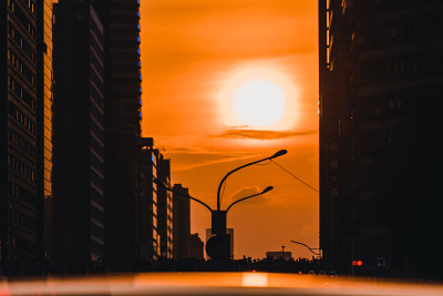2019年8月11日，在台北市忠孝路沿线，夕阳西下
