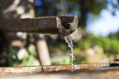 山涧泉水
