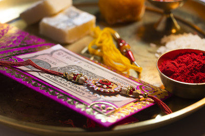 特写Rakhi保持在一个装饰塔利在Rakshabandhan的场合
