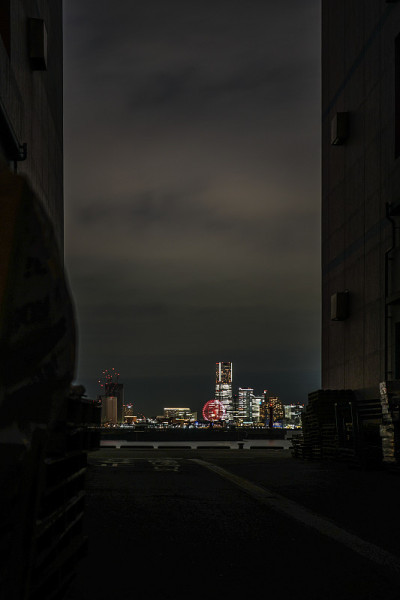 横滨港人未来的夜景从建筑物之间看过去
