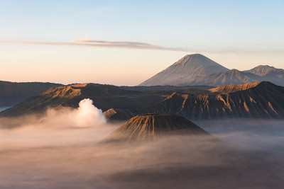 火山上的日出。