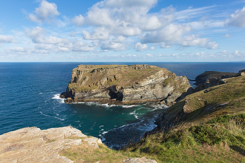 英国康沃尔郡廷塔格尔附近的海岸风景