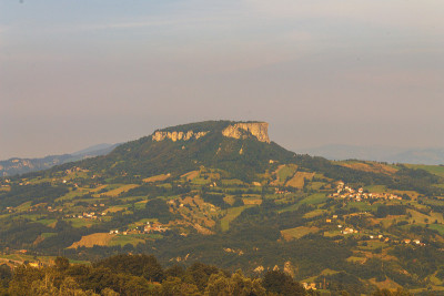 Bismantova Rock(意大利语Pietra di Bismantova)，位于Castel