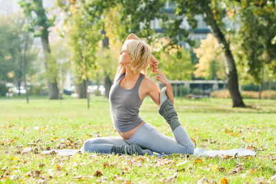 在Rajakapotasana/鸽子姿势上的友卡