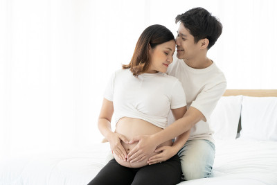 丈夫拥抱着怀孕的妻子。