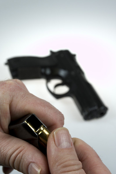 一名男子指着武器和武器指控