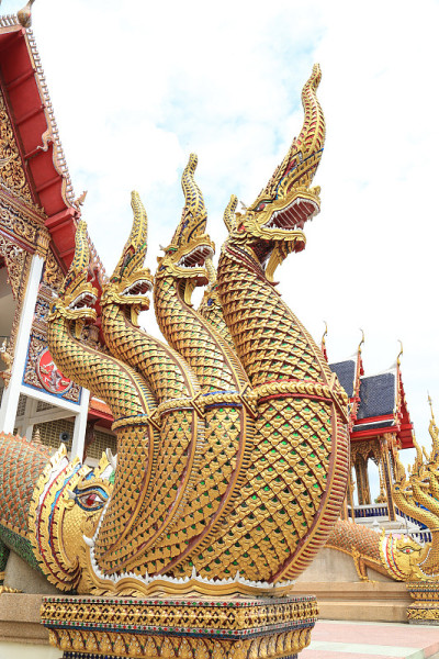 泰国寺庙中的黄金巨蛇